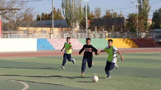 绿茵场上球员的拼搏精神打动了所有人的简单介绍 绿茵场上球员的拼搏精神打动了所有人的简单介绍