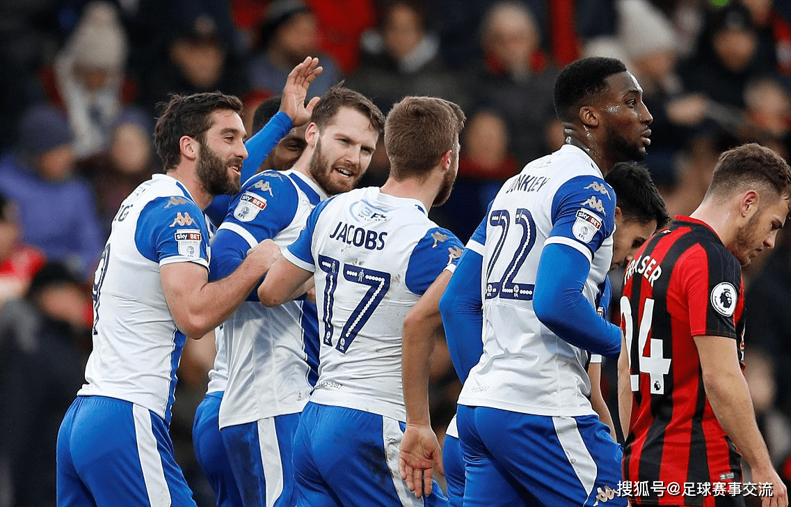 沙尔克04球迷热情支持球队备战下一场比赛的简单介绍 沙尔克04球迷热情支持球队备战下一场比赛的简单介绍